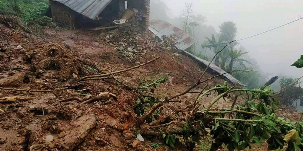 बागलुङमा पहिरोले दुई घर भत्किए, दर्जन बढी उच्च जोखिममा